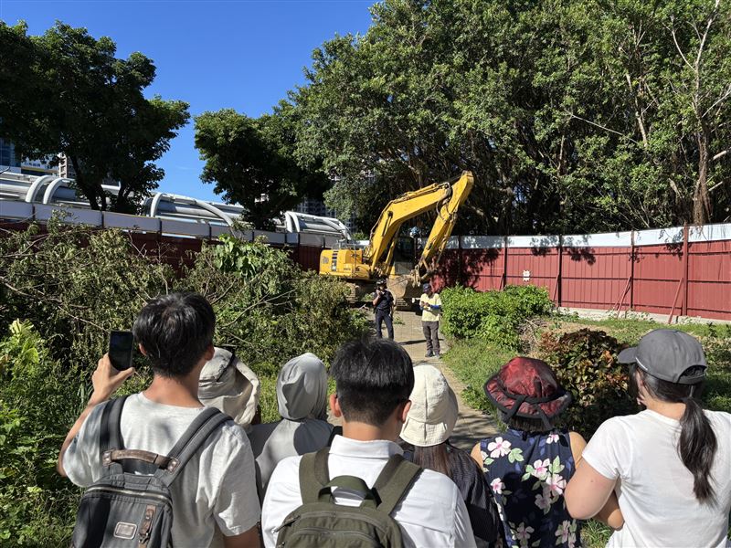 反淡海公七公園拆除工程的居民與時代力量、綠黨靜坐抗議，卻遭新北市警方上銬、逮捕。（圖／時代力量提供）