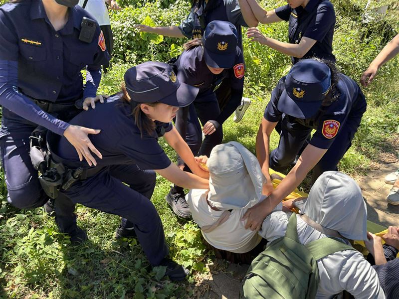 反淡海公七公園拆除工程的居民與時代力量、綠黨靜坐抗議，卻遭新北市警方上銬、逮捕。（圖／時代力量提供）