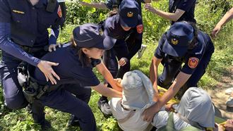 護樹靜坐遭上銬  王婉諭：新北還有民主？