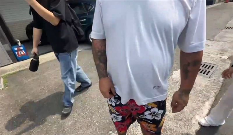 駱姓少年的父親前往警局製作筆錄，面對媒體追問是否道歉未回應，僅表示：我也不願發生這種事。(圖／翻攝畫面)