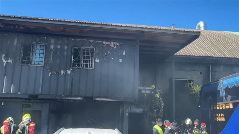 基隆市七堵區俊賢路，一間貨櫃修理廠辦公室發生火警。（圖／翻攝畫面）