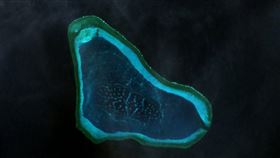 中國宣布將黃岩島（台稱民主礁）部分區域劃為國家級自然保護區，引發台灣、菲律賓抗議。（圖／翻攝自維基百科） 