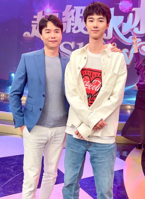 臨演消失，導演立即從隔壁棚緊急調來一名年輕男演員補位，沒想到這名臨演竟是吳鈴山（左）的兒子吳迪（右）。（圖／翻攝自吳鈴山FB）