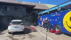 基隆市七堵區今天（17日）下午發生一起火警，民眾報案俊賢路一間貨櫃修理廠辦公室冒出火煙，警消人員到場搶救，發現一名李姓女員工倒在火場內，李女送醫前已無呼吸心跳，詳細起火原因仍待調查。