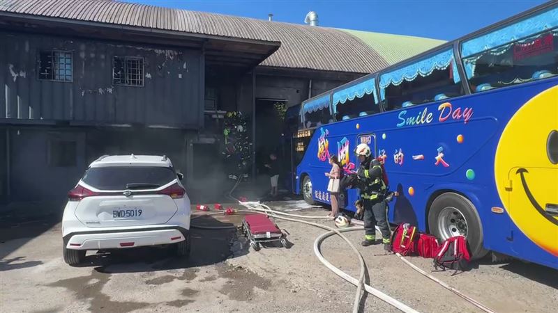 基隆市七堵區一處鐵皮屋辦公室發生火警。（圖／翻攝畫面）