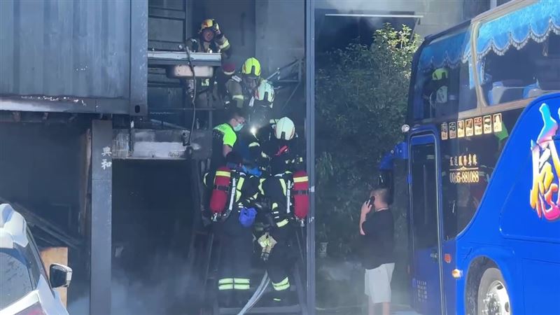 李姓女員工被救出時已無呼吸心跳。（圖／翻攝畫面）