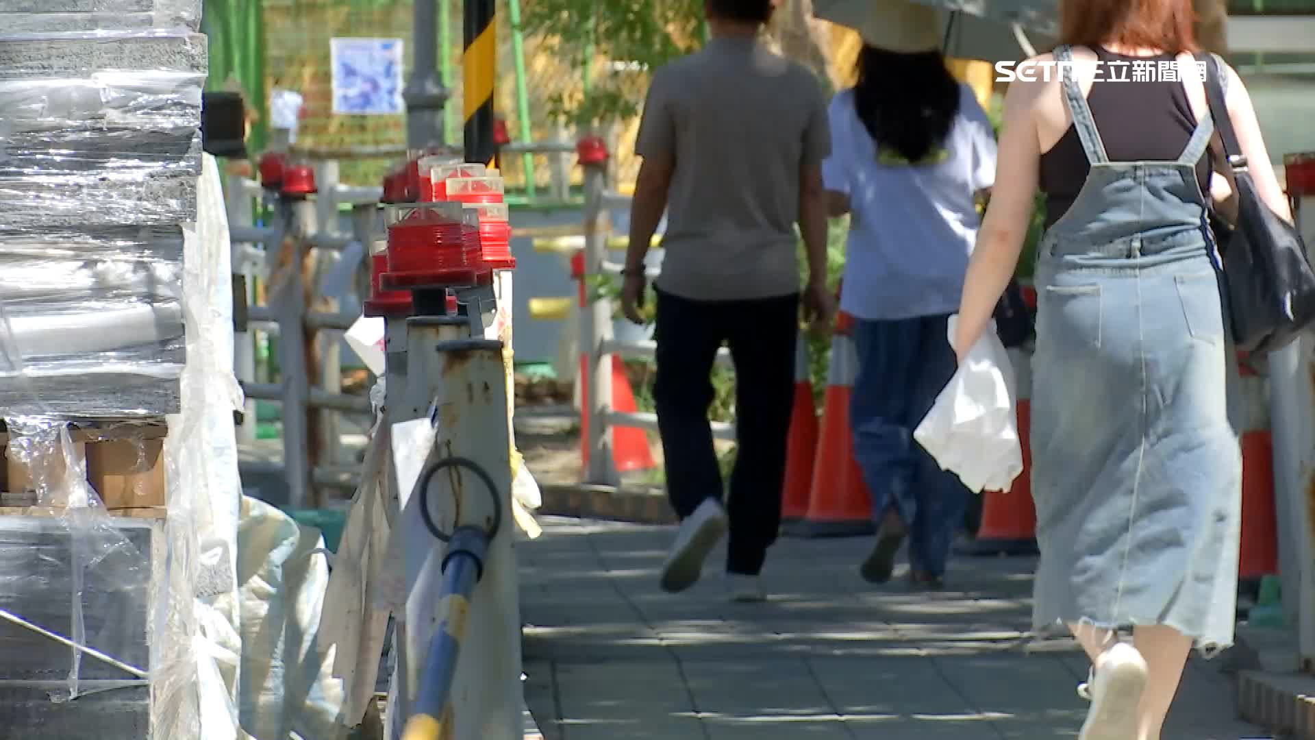 因海山捷運周遭道路的改善工程，只留下一側的道路供民眾通行