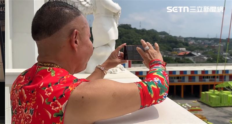 胡漢龑常在陽台拍影片和網友分享日常生活。(圖/記者羅欣怡攝影)