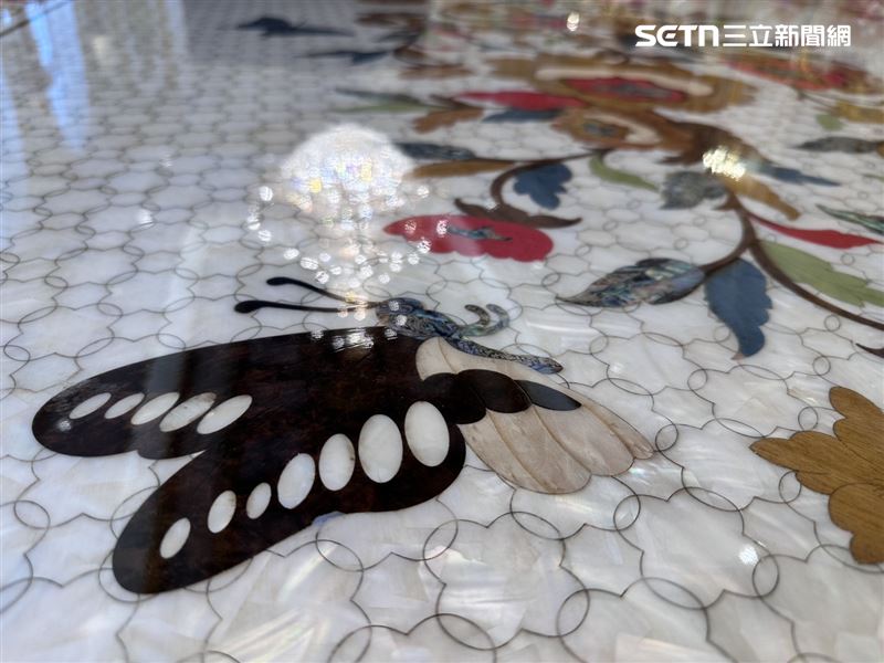 12米螺鈿鑲嵌的會議桌,要價近300萬。(圖/記者羅欣怡攝影)