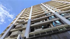 女子從泰山某知名社區高處墜落地面。（圖／翻攝畫面）