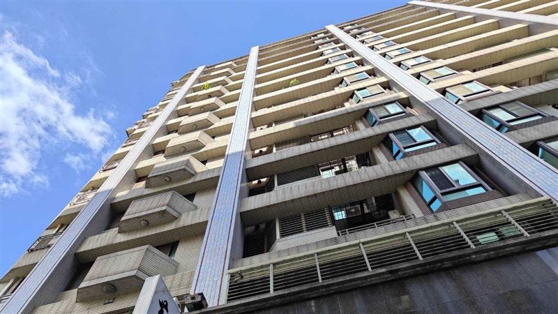 女子從泰山某知名社區高處墜落地面。（圖／翻攝畫面）