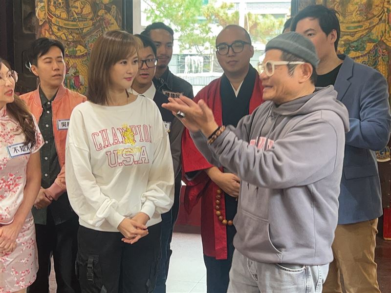 陳珮騏(左起)﹑許效舜同台,財神爺賜筊、紅包灑不停(圖/公視台語台提供)