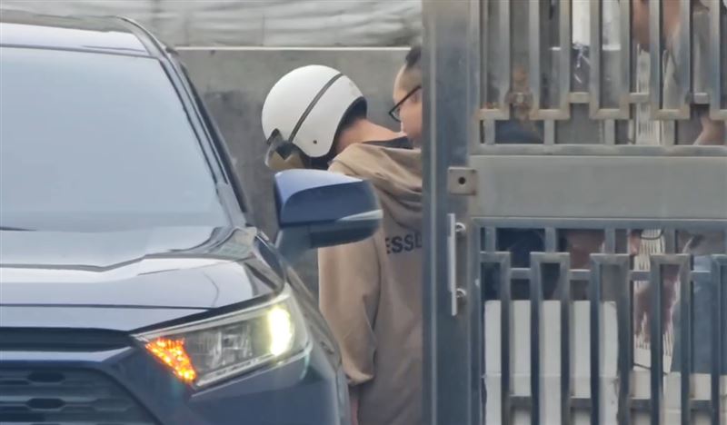 駱姓少年殺害女友後逃亡6小時落網，移送少年法庭時低頭不發一語。(圖／翻攝畫面)