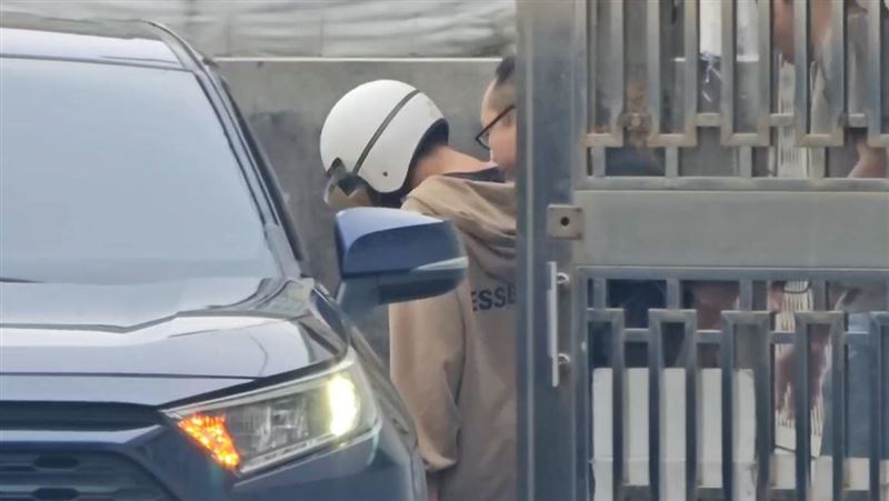 駱姓少年31刀砍死女友，今日下午偵訊後移送少年法庭。（圖／翻攝畫面）