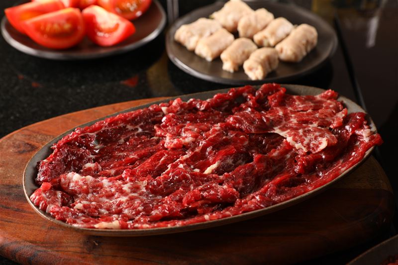 溫體牛肉口感鮮嫩多汁、帶有獨特的清甜，因肉質未經冷藏，保有水分且組織未被破壞，與經過冷凍或熟成的牛肉相比，溫體牛肉的口感屬於軟中帶Q，愈嚼愈有甜味。 （圖／宣牛 溫體牛肉火鍋提供）