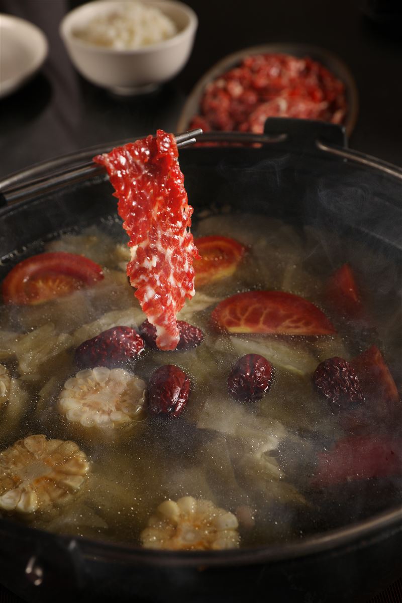 溫體牛肉口感鮮嫩多汁、帶有獨特的清甜，稍微涮一下就相當美味。 （圖／宣牛 溫體牛肉火鍋提供） （圖／宣牛 溫體牛肉火鍋提供）