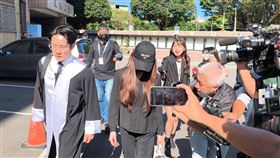 家寧妹張家芸開庭時認罪，離開法院時不發一語。（圖／記者莊淇鈞攝影）