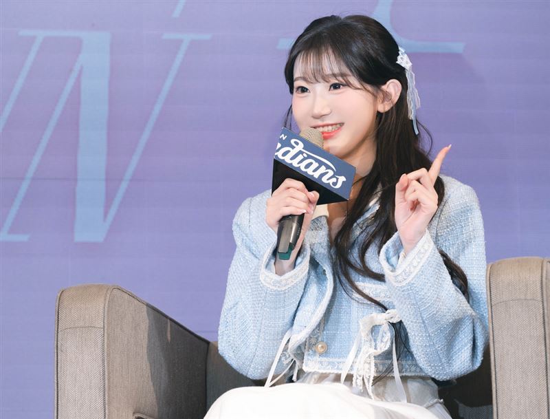 台灣大舉辦 iPhone 17首賣會，年度代言人「AI 女神」李珠珢親臨站台。（圖／台灣大提供）