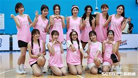 味全龍啦啦隊小龍女在新聞盃女子組和體育記者打友誼賽。（圖／記者劉彥池攝影）