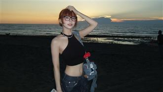 李芷霖中空現身　細繩緊勒雪白裸背被看光