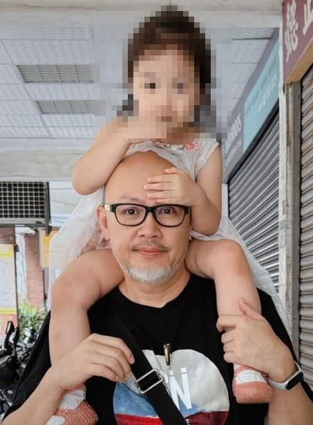 趙小僑透露老公近來靠飲食和運動成功瘦下19公斤，更大方承認老公進行整容手術，如今雙眼神采奕奕，連小女兒都童言童語直呼：「眼睛Monster（怪獸）。」（圖／翻攝自趙小僑FB）