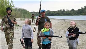 俄方訓練烏克蘭孩童成「俄國兵」，甚至讓他們丟手榴彈和開槍。(圖/路透社/達志)