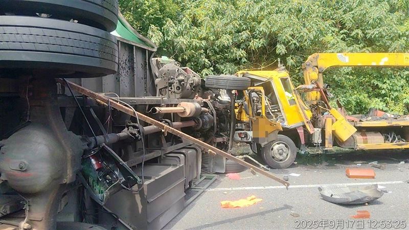 聯結車翻覆在車道上，拖吊車駕駛噴飛在路肩。（圖／翻攝畫面）
