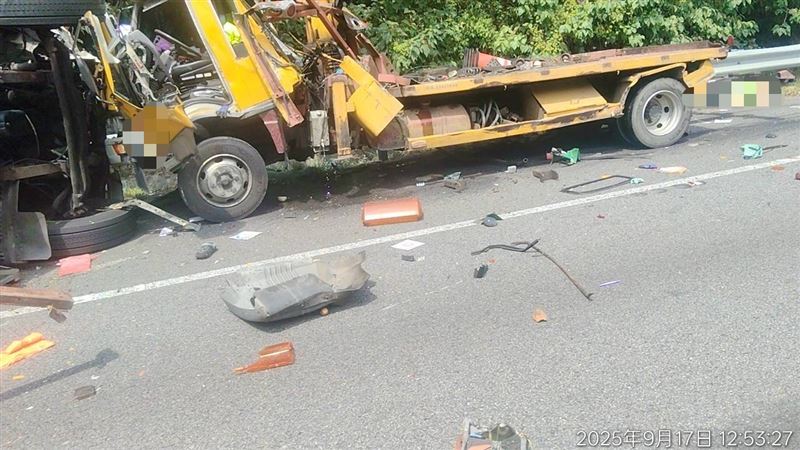 拖吊車駕駛噴飛路邊，傷重不治。（圖／翻攝畫面）