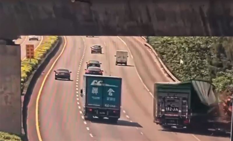 聯結車無煞車從後方撞上拖吊車。（圖／翻攝畫面）