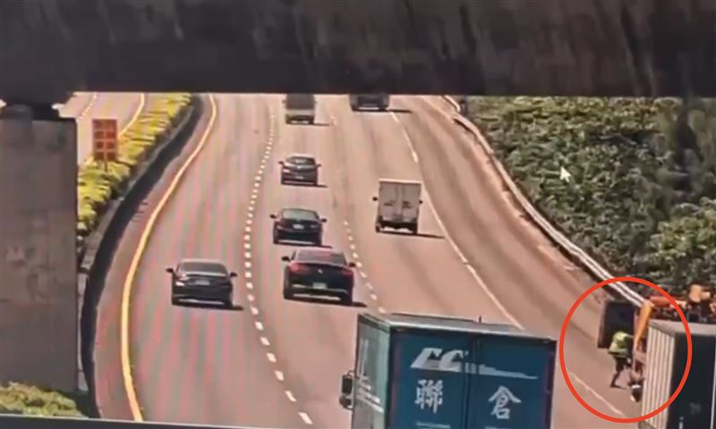 胡姓拖吊車駕駛才上車不到1秒鐘，就遭聯結車撞擊。（圖／翻攝畫面）