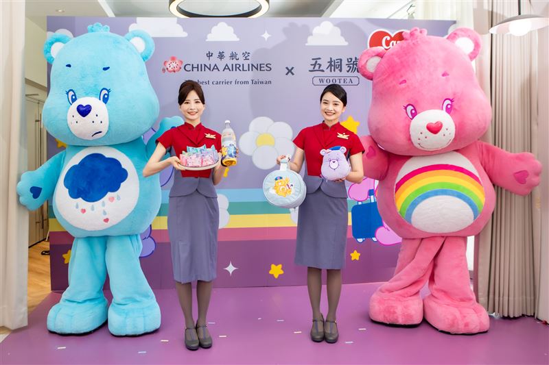 華航同步推出獨家限量周邊，將Care Bears溫暖與療癒帶進旅程。（圖／品牌業者提供）