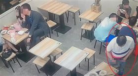 王男因喝太醉把餐桌當成小便斗，當眾脫褲小便。圖片描述。（圖／翻攝畫面）