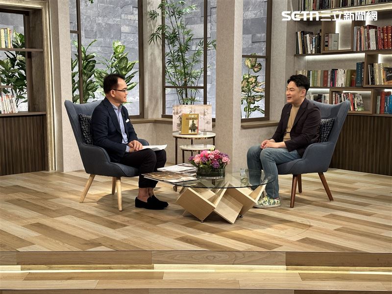 前賽車好手林帛亨（右）首度接受三立《話時代人物》節目的獨家專訪
