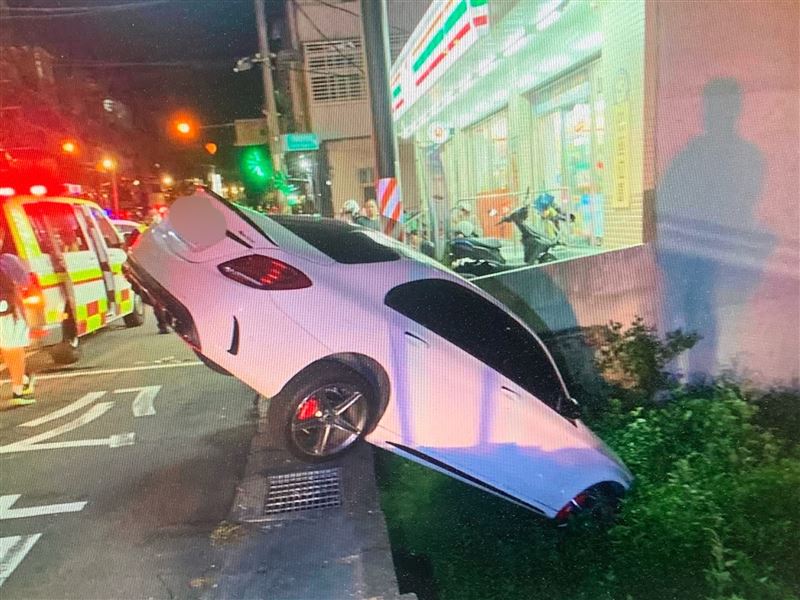 鄭男欲將車輛停靠路邊，車身卻不慎掉進路邊的草堆。（圖／桃園電子報提供）