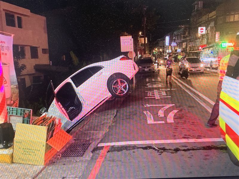 由於馬路與草堆之間有高低差，導致整台車斜插在草堆中動彈不得。（圖／桃園電子報提供）