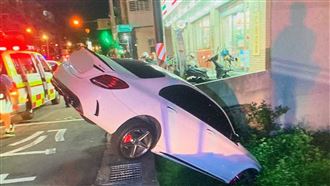 尷尬!桃園龜山汽車「斜插路邊草堆」 1男1女自行爬出車外