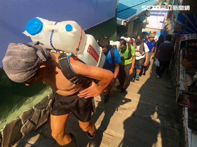 柴山志工奉茶隊，從一開始幾10人到現在已經超過500人。（圖／蔡侑霖提供）