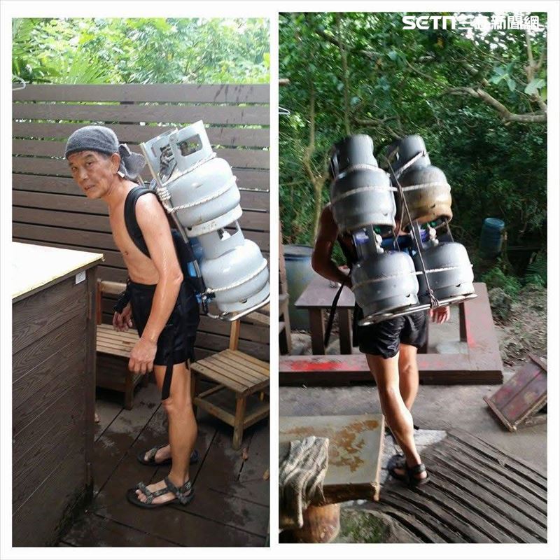 打著上半身赤膊、短褲、綁著頭巾，身後揹著40公升的水或是48公斤的瓦斯桶上山，這是生哥的招牌外型。（圖／蔡侑霖提供）