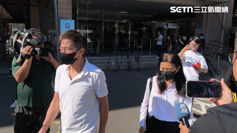 新北地院10日進行調解，家寧爸張國龍（左）跟家寧媽曾淑惠（右）出席，未料雙方僅約5分鐘便宣告破局。（資料照片／記者莊淇鈞攝影）