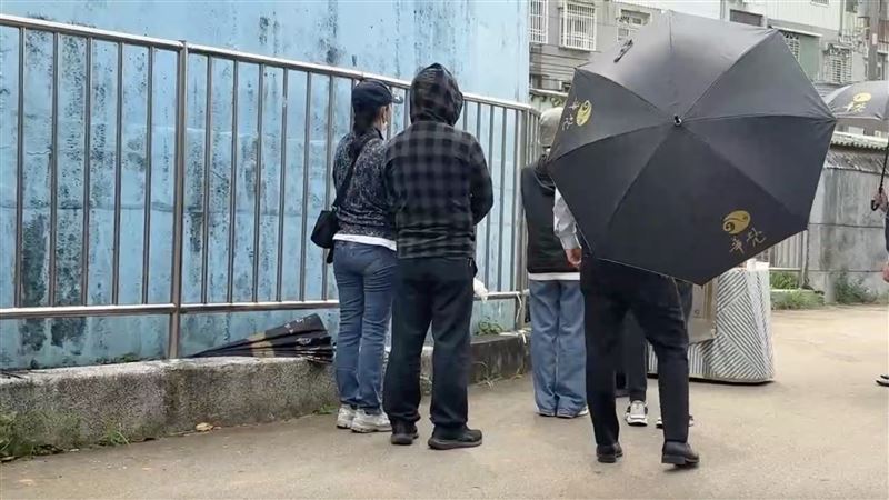 顏女家屬擲筊招魂，第一次就獲得聖筊完成招魂儀式。（圖／翻攝畫面）