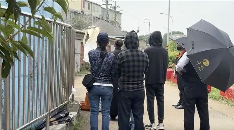 顏女家屬返回事發地招魂。（圖／翻攝畫面）
