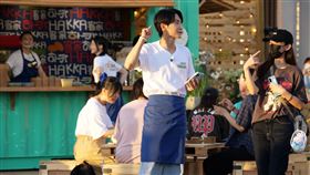 利特展現親民魅力寵粉無限。（圖／客家台提供）