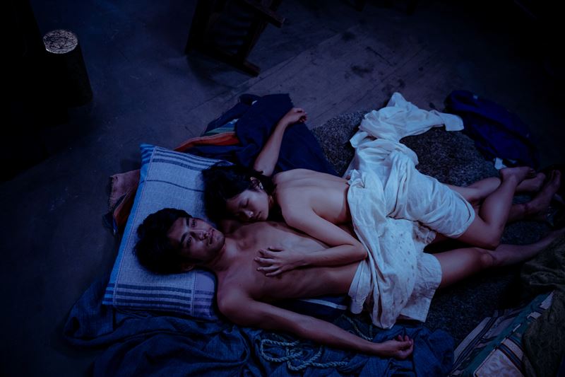 潘綱大、柯泯薰在《河鰻》詮釋一段發生在孤島上的相遇與救贖,挑戰多場露骨親密戲。(圖/底噪影像提供)