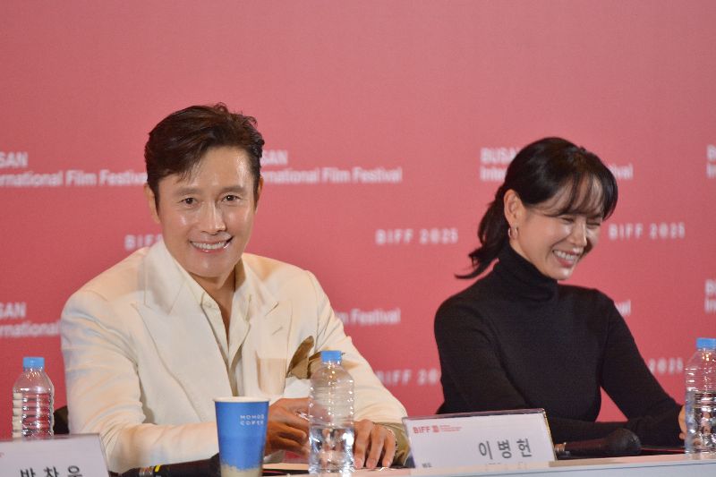 韓國演員李炳憲（左）與孫藝真（右）在「徵人啟弒」中扮演夫妻。（圖／中央社記者廖禹揚釜山攝）