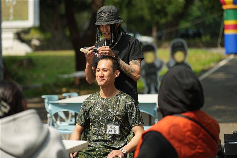阿夫滿意平頭造型，懇親日還請朋友幫自己理髮（圖／台視提供）