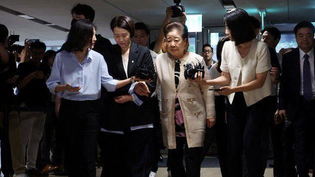韓鶴子於17日到場接受檢察官訊問。（圖／翻攝自X平台 @Reuters）