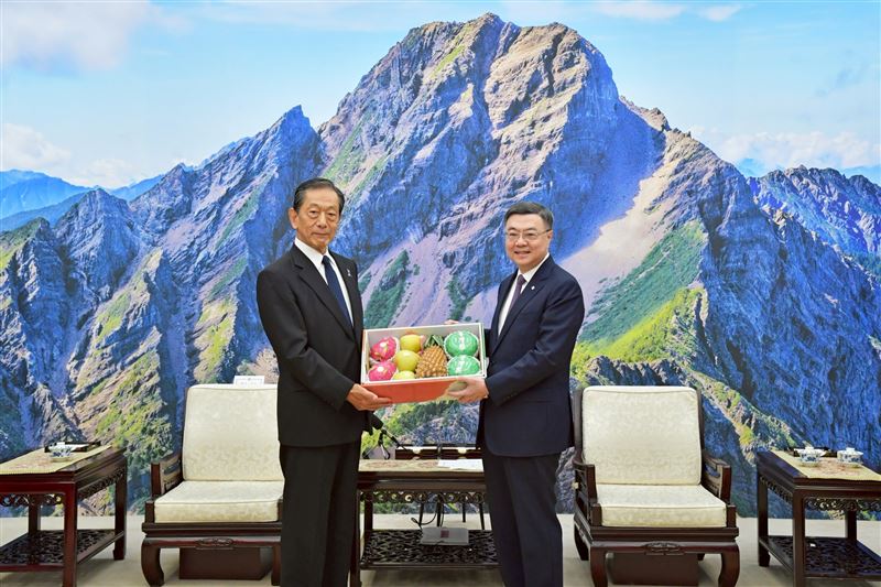 行政院長卓榮泰接見日本台灣交流協會隅修三會長一行。（圖／行政院提供）