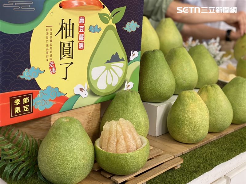 台南市長黃偉哲化身叫賣哥，600箱文旦瞬間秒殺。（圖／台南市府提供）