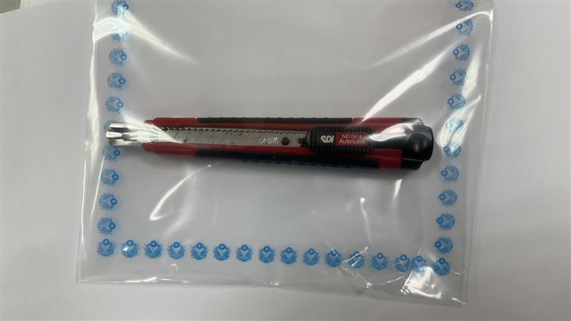 柯男揮舞的美工刀。（圖／翻攝畫面）