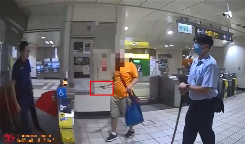 警方喝令柯男放下美工刀（紅框）。（圖／翻攝畫面）